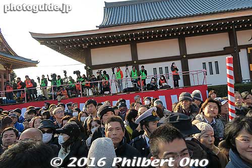 Press cameramen behind us on their own platform to record the event.
Keywords: tokyo ota-ku ikegami honmonji temple buddhist nichiren Setsubun