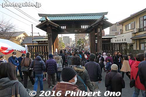 Crowd goes home after setsubun.
Keywords: tokyo ota-ku ikegami honmonji temple buddhist nichiren Setsubun