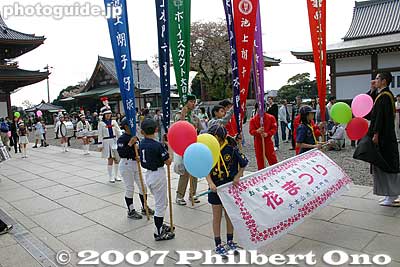 Hanamatsuri Parade on April 8, Buddha's birthday.
Keywords: tokyo ota-ku ikegami honmonji temple buddhist nichiren hanamatsuri children