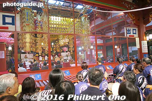 Prayers in the main worship hall.
Keywords: tokyo ota-ku ikegami honmonji temple buddhist nichiren Oeshiki
