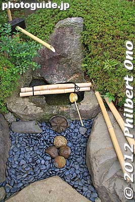 Called a Suikinkutsu, the water drops make a soothing sound like from a koto harp. 
Keywords: tokyo ota-ku Ikegami Baien Plum Garden blossoms flowers