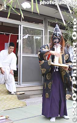 This last god, called Oyamazumi-no-Mikoto, threw mochi rice cakes to everyone. He brings water, greenery, etc. from the mountains. 大山
Keywords: tokyo ota-ku ward ontakesan tenso jinja shrine negi-no-mai sacred dance