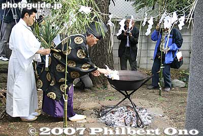 After the Negi-no-Mai Dance, the shrine priest mixes branches and paper in boiling water. 「お湯花（ゆばな）」という儀式
Keywords: tokyo ota-ku ward ontakesan tenso jinja shrine yubana