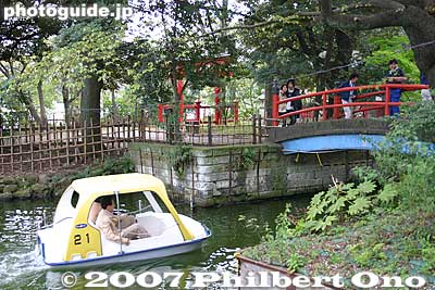 Bridge to Bentenjima.
Keywords: tokyo ota-ku senzoku-ike pond boat