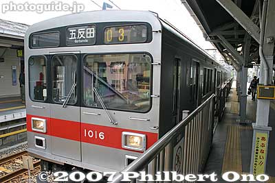 Tokyu Ikegami Line train
Keywords: tokyo ota-ku senzoku-ike station train
