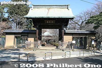 Somon front gate of Gotokuji Temple.
Keywords: tokyo setagaya-ku ward gotokuji buddhist zen soto-shu temple