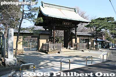 Somon front gate of Gotokuji Temple in Setagaya, Tokyo. On the left corner is a historic site stone marker for Ii Naosuke's gravesite. 豪徳寺
Keywords: tokyo setagaya-ku ward gotokuji buddhist zen soto-shu temple iinaosuke