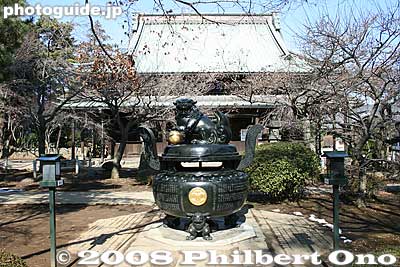 Incense burner and Butsuden Buddha Hall.
Keywords: tokyo setagaya-ku ward gotokuji buddhist zen soto-shu temple