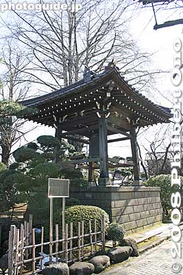 Keywords: tokyo setagaya-ku ward gotokuji buddhist zen soto-shu temple bell tower
