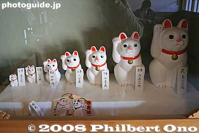 Temple office sells maneki neko beckoning cat in various sizes (and prices).
Keywords: tokyo setagaya-ku ward gotokuji buddhist zen soto-shu temple maneki neko beckoning cat doll