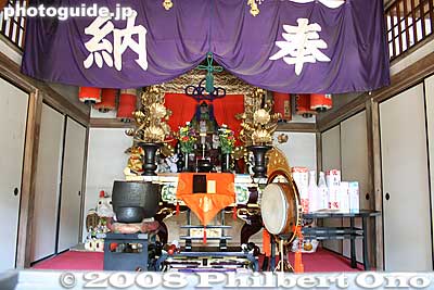Inside Beckoning Cat Temple. The altar's objects of worship are numerous beckoning cat dolls.
Keywords: tokyo setagaya-ku ward gotokuji buddhist zen soto-shu temple maneki neko beckoning cat doll
