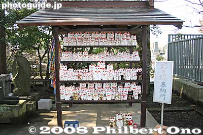 Shelf for beckoning cats, maneki neko at Gotokuji temple in Setagaya, Tokyo.
Keywords: tokyo setagaya-ku ward gotokuji buddhist zen soto-shu temple maneki neko beckoning cat dolls japantemple
