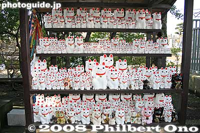 Shelf for beckoning cats, maneki neko. Gotokuji temple, Setagaya, Tokyo.
Keywords: tokyo setagaya-ku ward gotokuji buddhist zen soto-shu temple maneki neko beckoning cat dolls fromshiga
