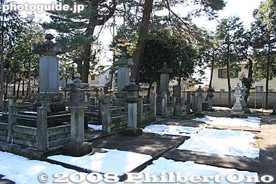 Lord Ii Naosuke's grave is at the very end on the left.
Keywords: tokyo setagaya-ku ward gotokuji buddhist zen soto-shu temple cemetery graves tombs tombstone graveyard ii clan