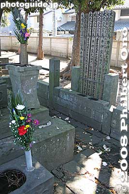 Right side of Lord Ii Naosuke's grave.
Keywords: tokyo setagaya-ku ward gotokuji buddhist zen soto-shu temple cemetery graves tombs tombstone graveyard ii clan naosuke