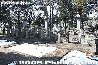 Keywords: tokyo setagaya-ku ward gotokuji buddhist zen soto-shu temple cemetery graves tombs tombstone graveyard ii clan