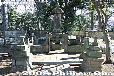 Grave of Lord Ii Naonori (1848-1904), Gotokuji temple, Setagaya, Tokyo 井伊直憲の墓
Keywords: tokyo setagaya-ku ward gotokuji buddhist zen soto-shu temple cemetery graves tombs tombstone graveyard ii clan fromshiga