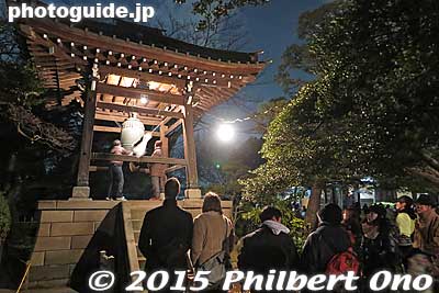 Gotokuji's temple bell on New Year's Eve.
Keywords: tokyo setagaya-ku ward gotokuji buddhist zen soto-shu temple new year&#039;s eve bell ringing joyanokane matsuri12