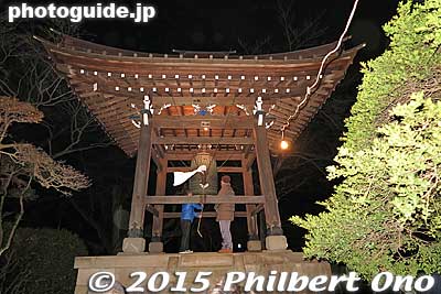 Ringing Gotokuji's temple bell on New Year's Eve.
Keywords: tokyo setagaya-ku ward gotokuji buddhist zen soto-shu temple new year&#039;s eve bell ringing joyanokane