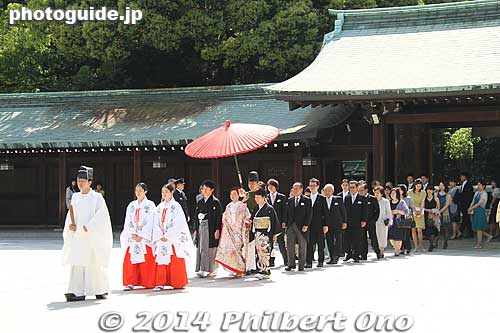 Meiji Shrine is also popular for holding weddings. On weekends, you can see several couples passing through.
Keywords: tokyo shibuya-ku meiji shrine shinto japanshrine