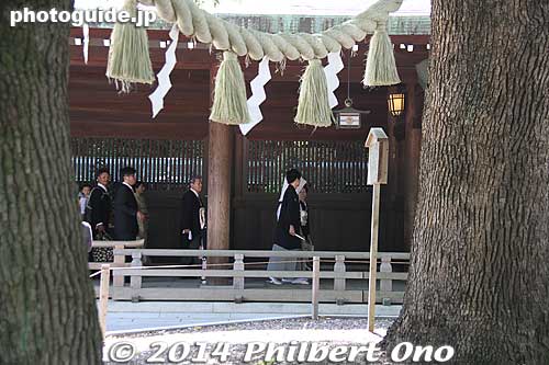 Wedding couple on their way to their ceremony inside the shrine with the wedded trees in the foreground.
Keywords: tokyo shibuya-ku meiji shrine shinto wedding