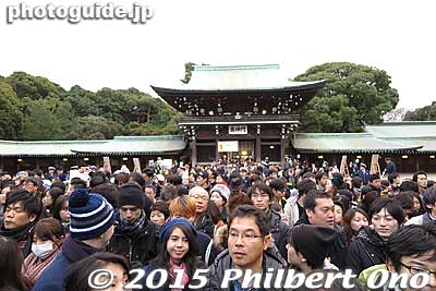 People behind me on New Year's Day at Meiji Shrine.
Keywords: tokyo shibuya-ku meiji shrine shinto matsuri01