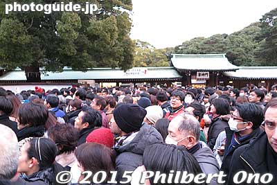 People on my right on New Year's Day at Meiji Shrine.
Keywords: tokyo shibuya-ku meiji shrine shinto