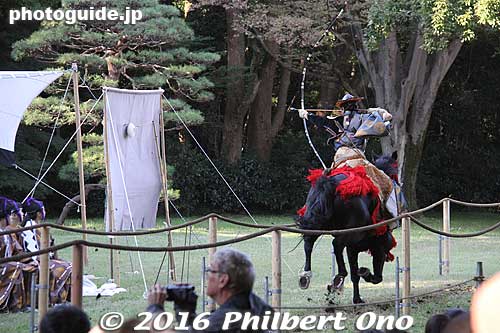 These archers belong to the Takeda School of mounted archery. They are based in Miura, Kanagawa where they practice almost weekly. They have about 60 members.
Keywords: tokyo shibuya-ku meiji shrine shinto yabusame horseback archery
