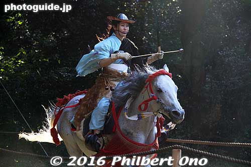 Delighted to see a few women archers at Meiji Shrine yabusame horseback archery on Nov. 3.
Keywords: tokyo shibuya-ku meiji shrine shinto yabusame horseback archery matsuri11