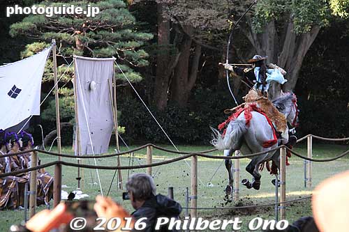 There's a 210-meter straight horse track within the shrine's spacious grounds. The track has three targets and each horseback archer gallops at full speed and tries to hit each target with an arrow.
Keywords: tokyo shibuya-ku meiji shrine shinto yabusame horseback archery matsuri11