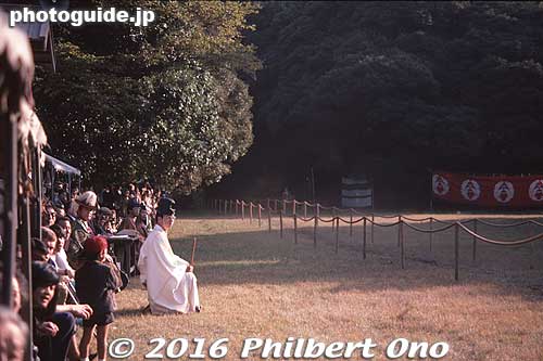When I saw yabusame at Meiji Shrine for the first time years ago, Mifune Toshiro (center) was still alive and he was there. I think he was the bugyo (master of the yabusame proceedings 奉行).
Behind him, you can see a white tarp for VIPs. They were sitting in front of the second target. Many foreign diplomats are invited to this event and they sit here.
Keywords: tokyo shibuya-ku meiji shrine shinto yabusame horseback archery