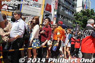 Every once in a while, they stopped dancing for 2 min. to allow people to cross the street.
Keywords: tokyo shibuya kagoshima ohara matsuri dancers festival