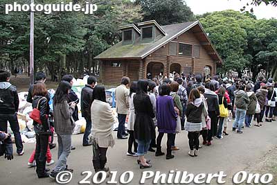 Are they standing in line to buy tickets for an outdoor rock concert in the park?
Keywords: tokyo shibuya-ku ward yoyogi park sakura cherry blossoms flowers spring