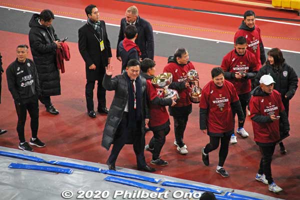 The man waving is Hiroshi Mikitani, the founder of Rakuten that owns Kobe Vissel.
Keywords: tokyo shinjuku olympic national stadium soccer football