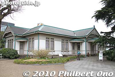 Former Imperial Rest House (Kyu-gokyusho), an Important Cultural Property. This Western-style building was where Imperial family members rested while visiting the garden.
Keywords: tokyo shinjuku-ku gyoen garden 