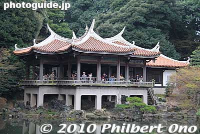 Another distinguished building is this Chinese-style Taiwan Pavilion (Goryo-tei) built by Japanese in Taiwan in 1927.
Keywords: tokyo shinjuku-ku gyoen garden trees