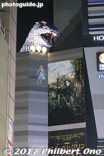 The life-size Godzilla head on Hotel Gracery's rooftop in Kabukicho, Shinjuku.
Keywords: tokyo shinjuku-ku kabukicho bar district godzilla