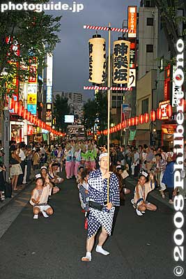 The local Kagurazaka Awa Odori troupe is Kagura-ren. かぐら連
Keywords: tokyo shinjuku-ku kagurazaka awa odori dance summer festival matsuri women dancers kimono