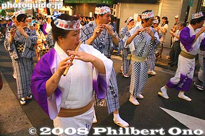 Flute players
Keywords: tokyo shinjuku-ku kagurazaka awa odori dance summer festival matsuri women dancers kimono