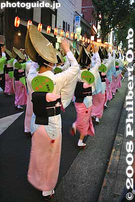 The Kagura-ren dancers proceed up the sloping Kagurazaka-dori.
Keywords: tokyo shinjuku-ku kagurazaka awa odori dance summer festival matsuri women dancers kimono