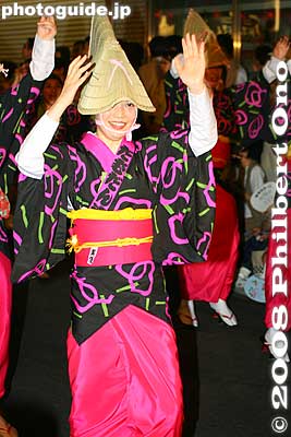 Damudan-ren has an easily-recognizable kimono design pattern. だむだん連
Keywords: tokyo shinjuku-ku kagurazaka awa odori dance summer festival matsuri women dancers kimono