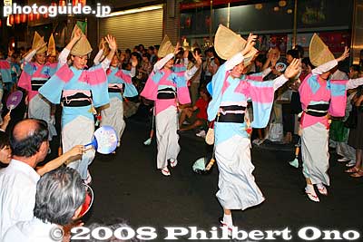 Keywords: tokyo shinjuku-ku kagurazaka awa odori dance summer festival matsuri women dancers kimono