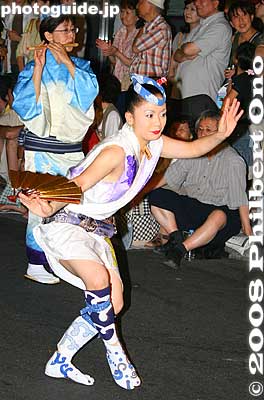 The street is not so crowded for the most part.
Keywords: tokyo shinjuku-ku kagurazaka awa odori dance summer festival matsuri women dancers kimono