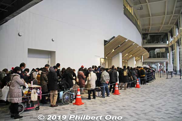 Line to enter Gate H.
Keywords: tokyo shinjuku olympic national stadium