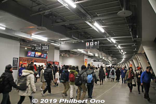 Concourse on the 4th floor. This is open-air. Quite cold this day.
Concourse on the 4th floor. This is open-air. Quite cold this day. I felt sorry for the staff who were working here, standing outside the corridor entrance to the seats.
Keywords: tokyo shinjuku olympic national stadium