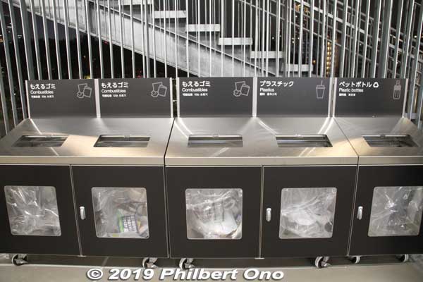 On the concourse, trash bins for burnables, plastics, and PET bottles.
Keywords: tokyo shinjuku olympic national stadium