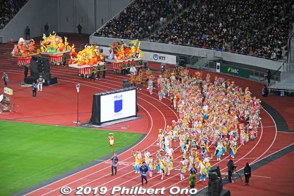 Aomori Nebuta Matsuri paraded completely around the track.
