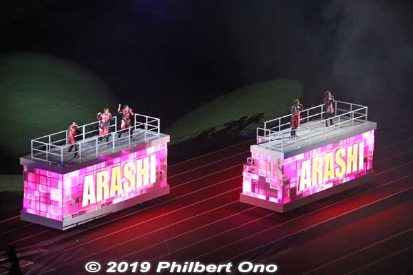 Next was boy group Arashi first appearing on trucks that moved to the stage on the field. 嵐
