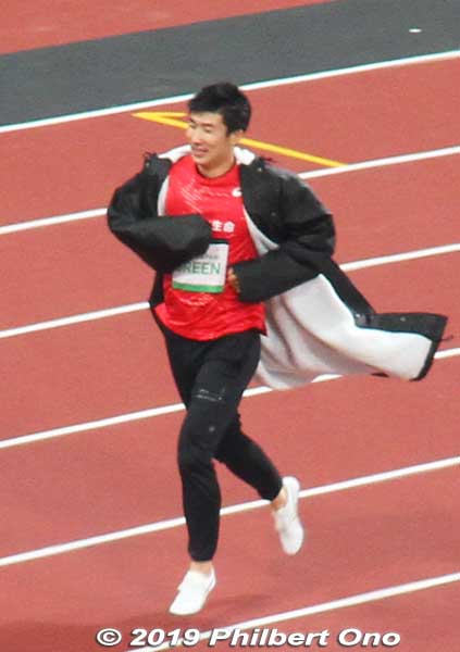 Kiryu Yoshihide runs to his position on the track. 桐生祥秀
