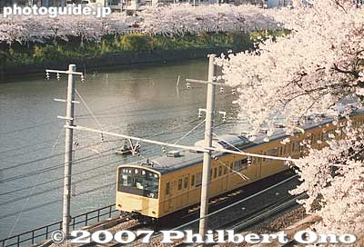 Sobu Line passes through.
Keywords: tokyo shinjuku-ku ward sotobori moat canal cherry blossoms sakura flowers train